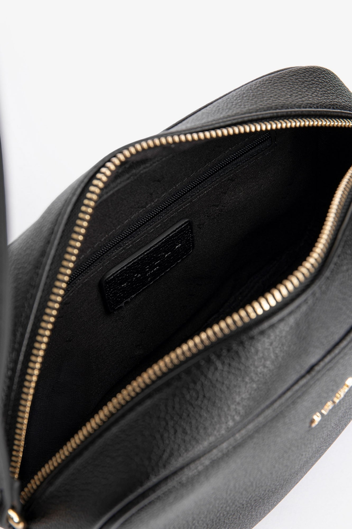 Gaelle- Regular camera bag essential
