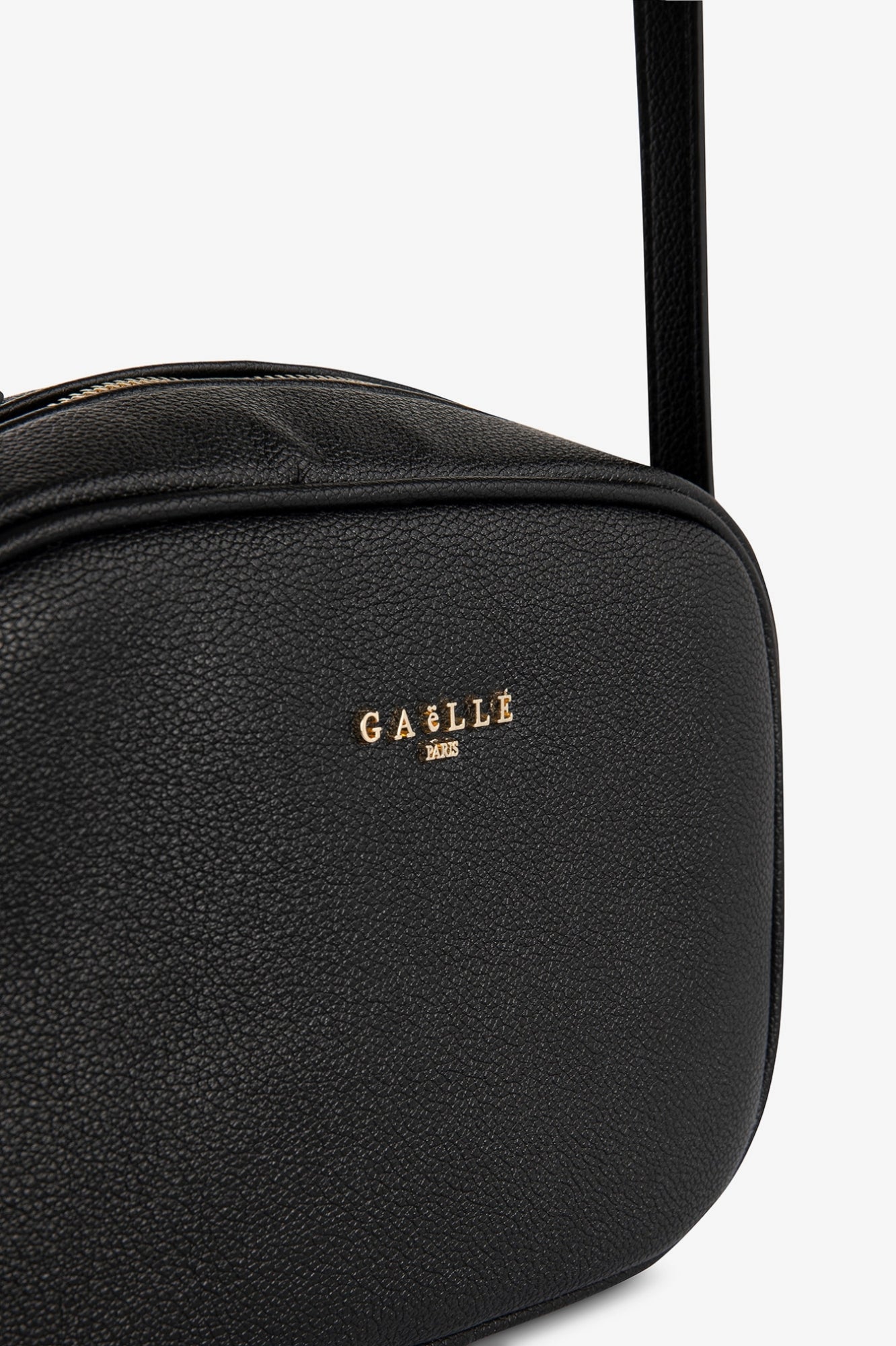 Gaelle- Regular camera bag essential