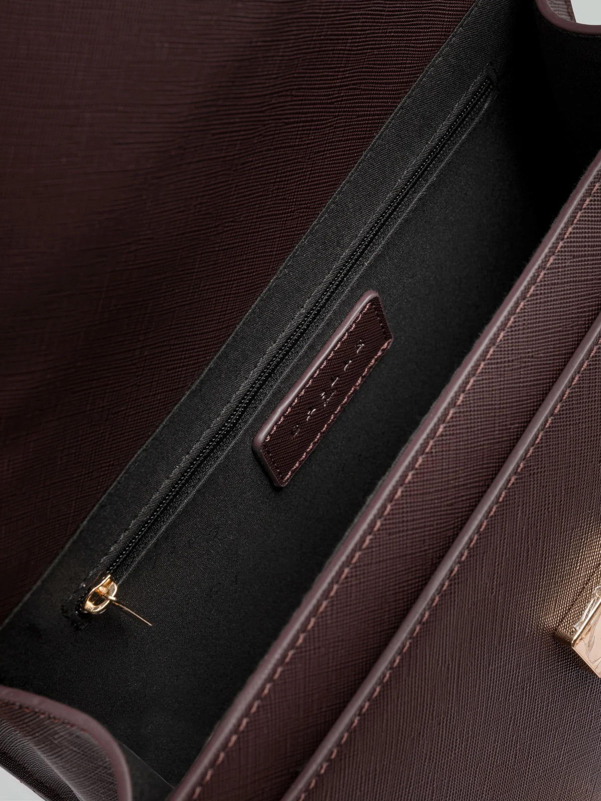 Gaëlle -  Regular shoulder strap essential saffiano